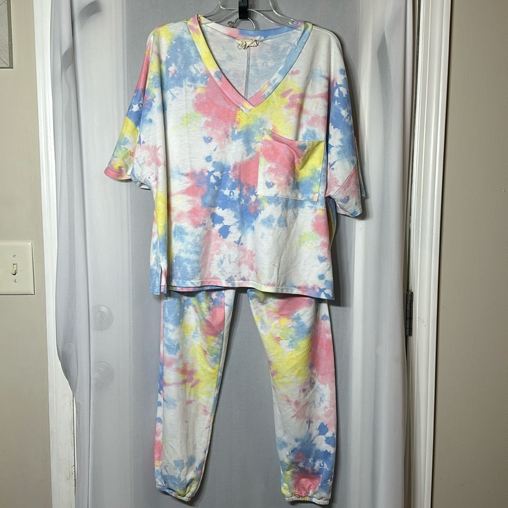 Tie dye matching set, shirt medium and pants large, drawstring waist w pockets
